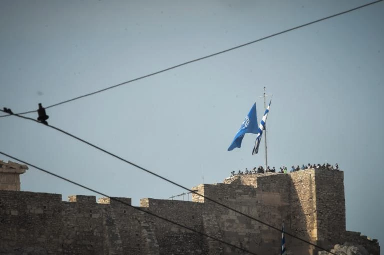 Είναι σοβαροί; – Ύψωσαν σημαία του ΟΗΕ στην Ακρόπολη
